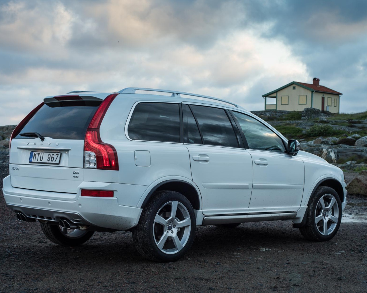 Красивый автомобиль Volvo  xc90 2014