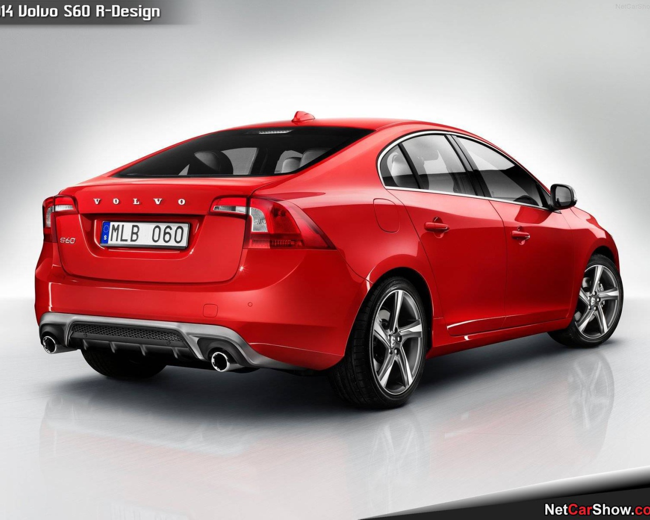 Автомобиль Volvo s60 на дороге