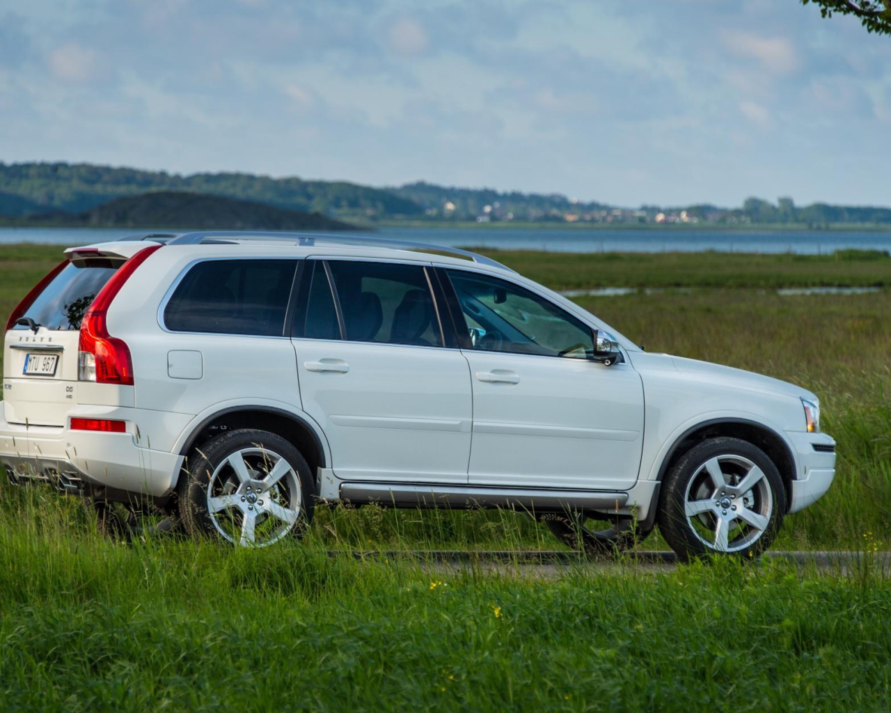  Автомобиль Volvo  xc90 2014 на дороге