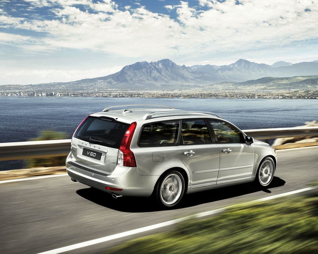  Автомобиль Volvo v50 на дороге