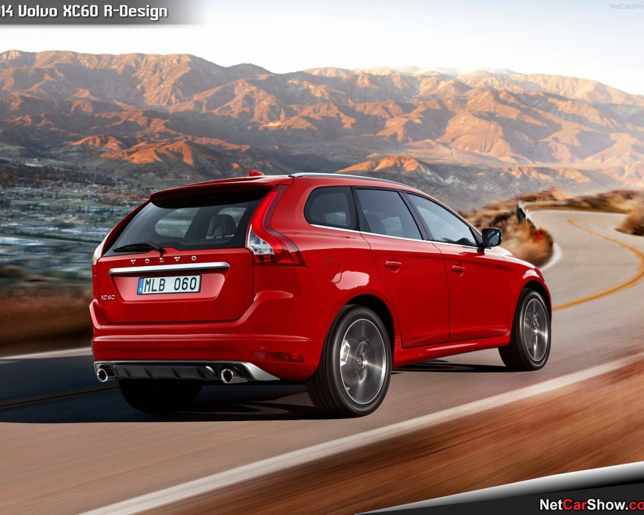 Автомобиль Volvo xc60 на дороге