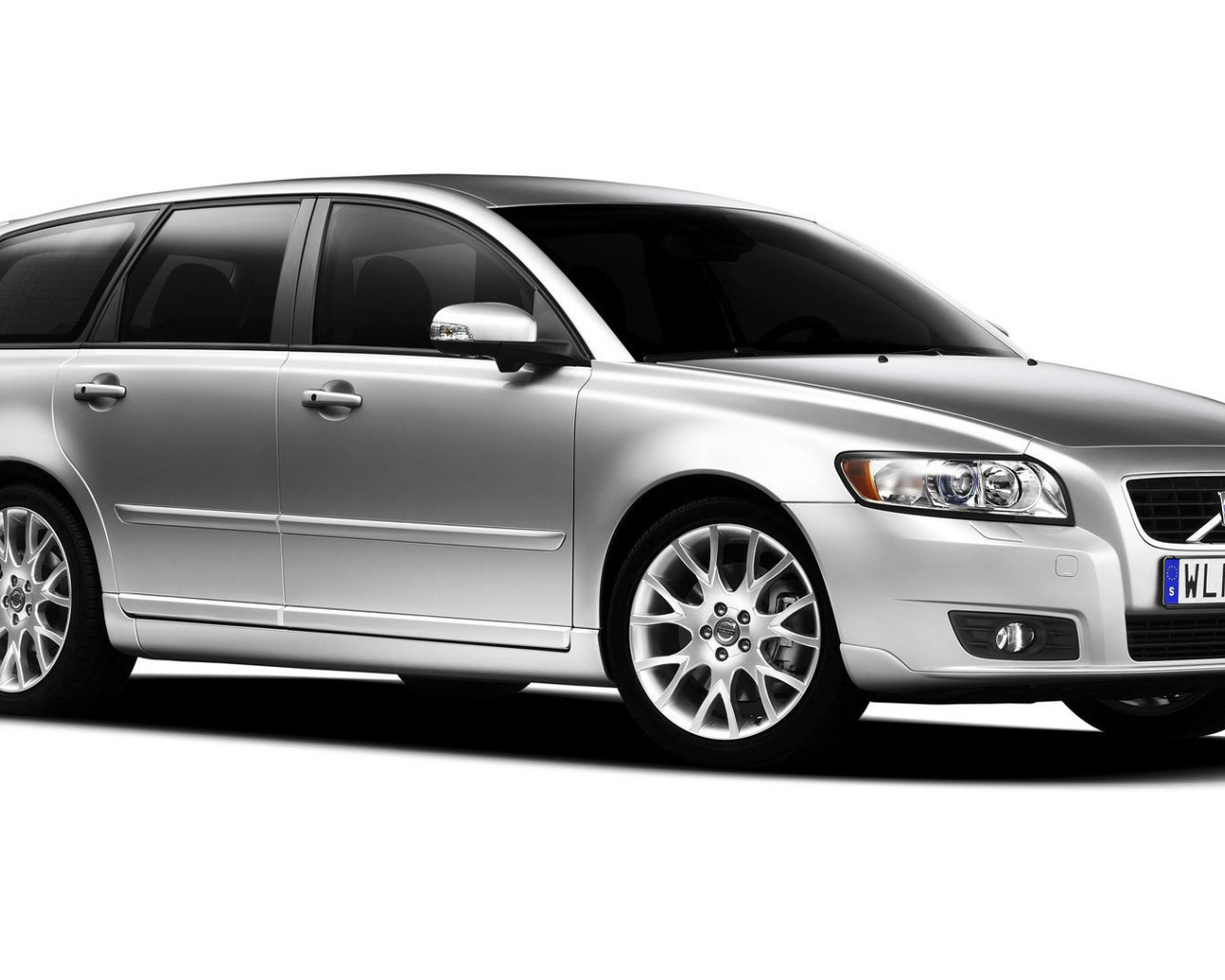 Автомобиль марки Volvo модели v50