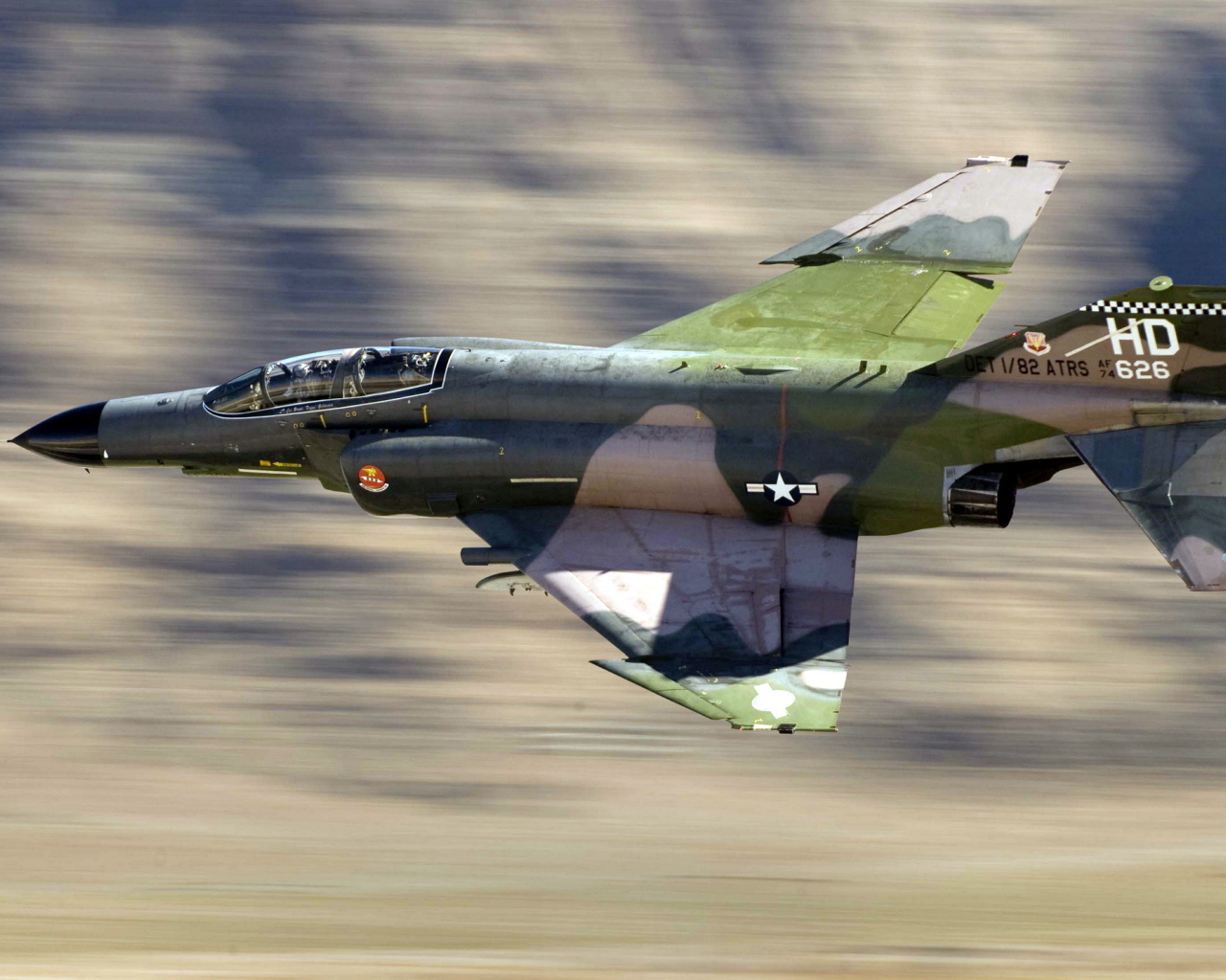 Самолет Ф-4 в полете