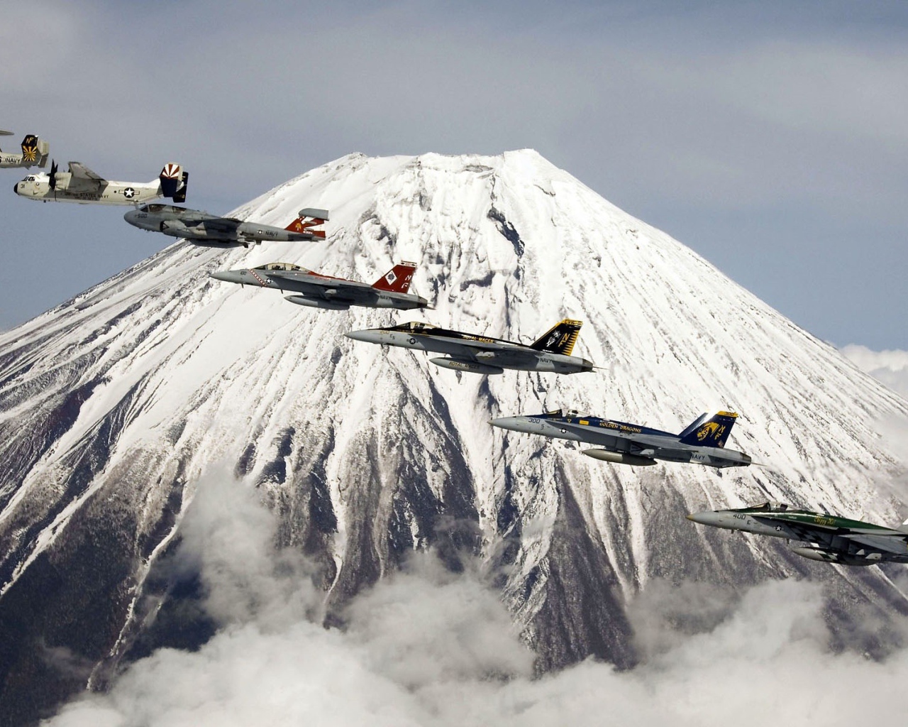 Самолеты на фоне вулкана