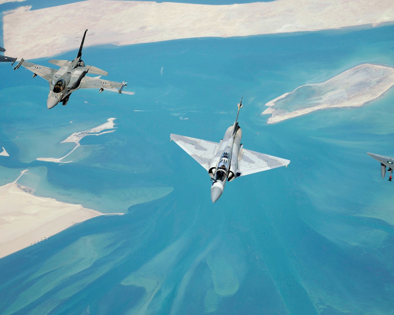 Разные типы истребителей над заливом