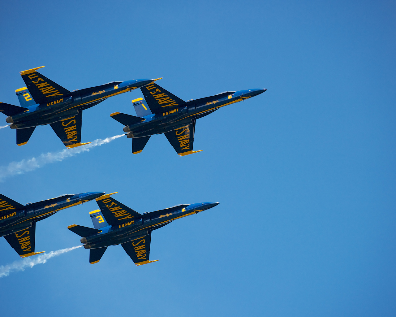 Четыре истребителя на фоне голубого неба