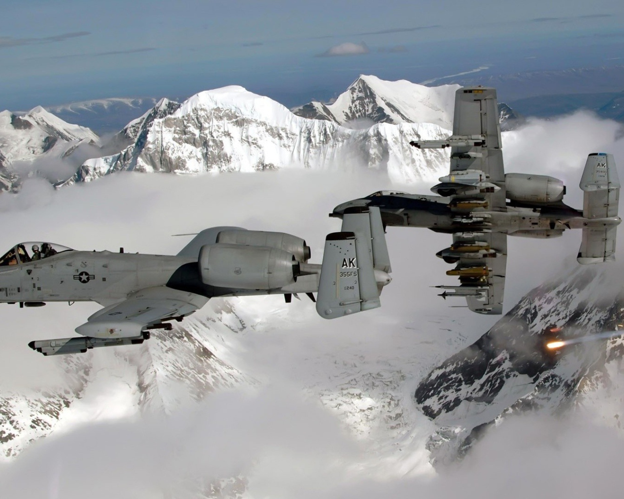 Военные самолеты над горами