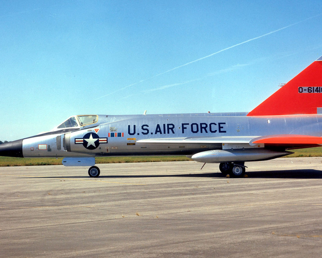 Военный самолет F-102