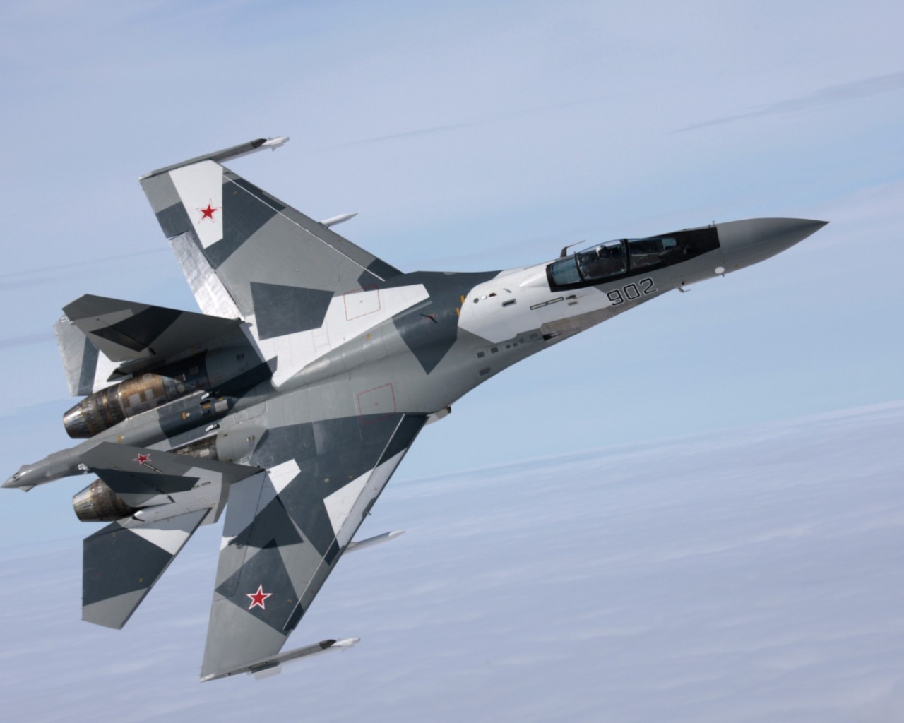 Российский истребитель в небе