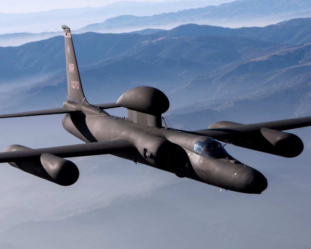 Самолет разведчик над горами