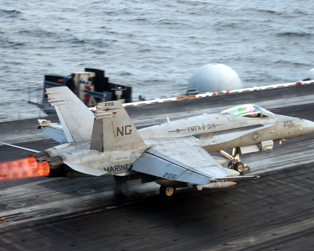 Взлет самолета с авианосца