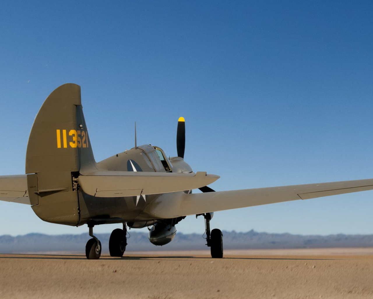 Самолет на аэродроме