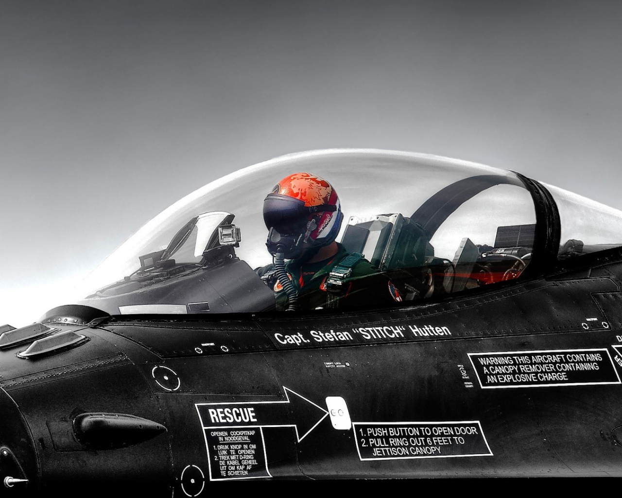 Пилот в кабине самолета