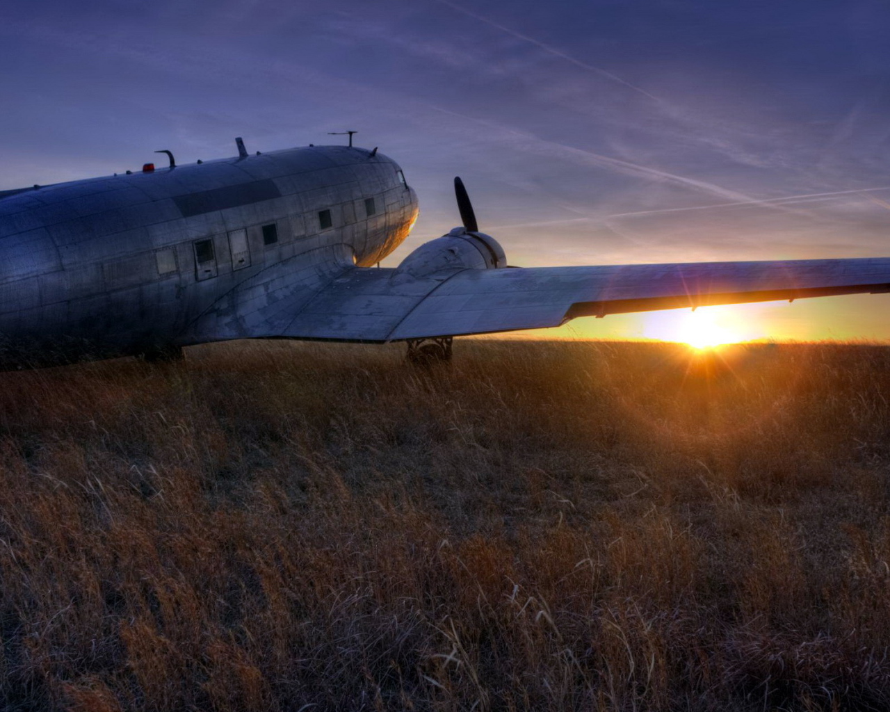 Самолет на поле