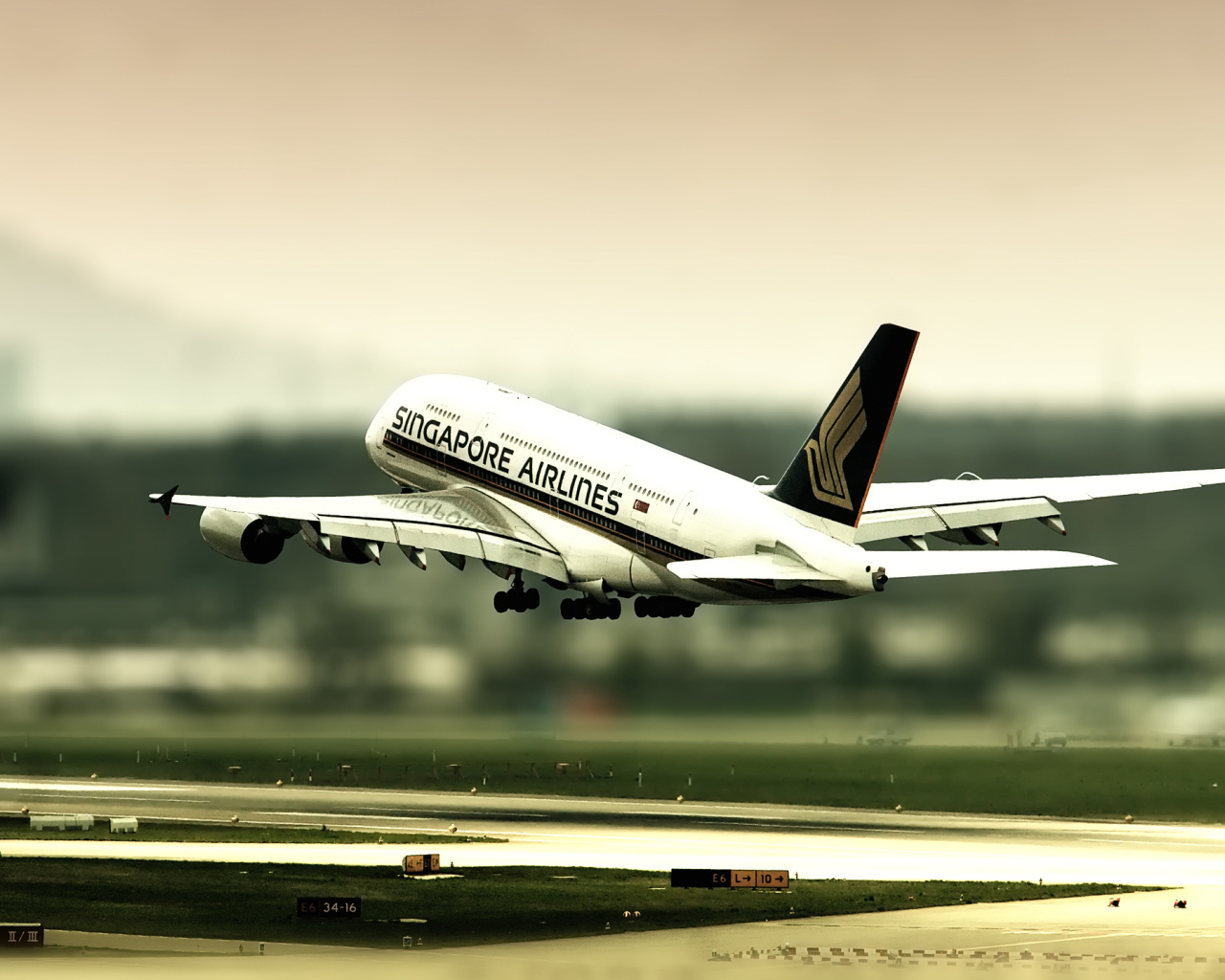 Взлет самолета из Сингапура