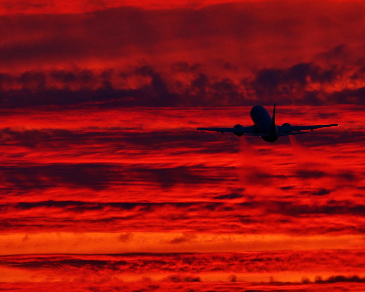 Самолет взлетает на закате