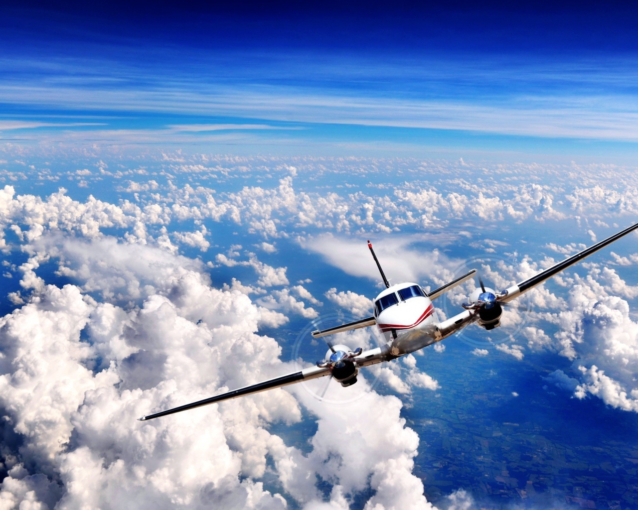 Самолет летит над облаками
