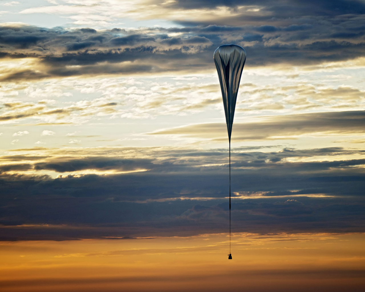 Стратостат в небе