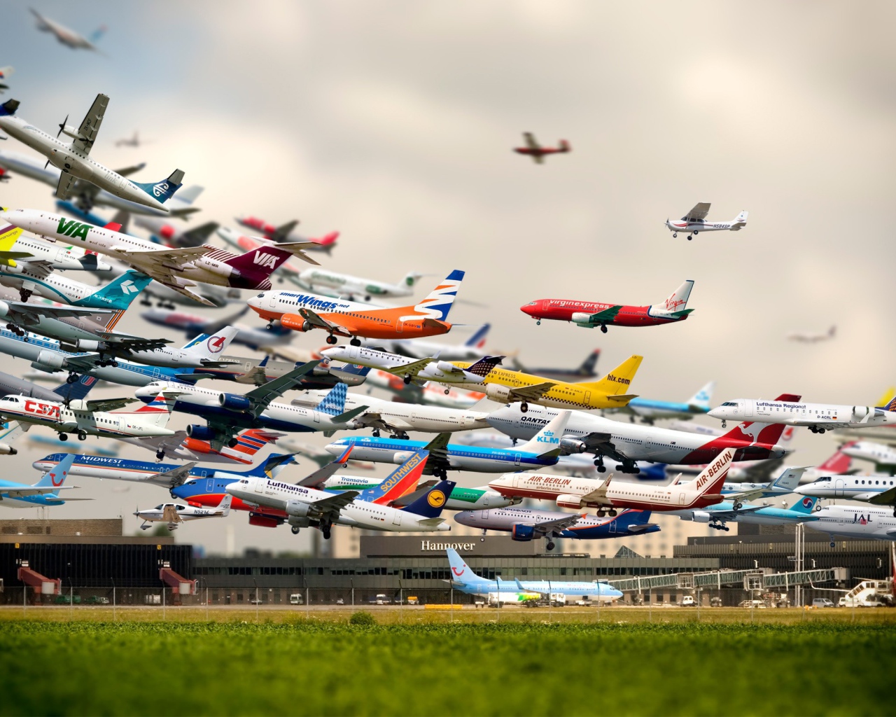 Взлет самолетов  в аэропорту