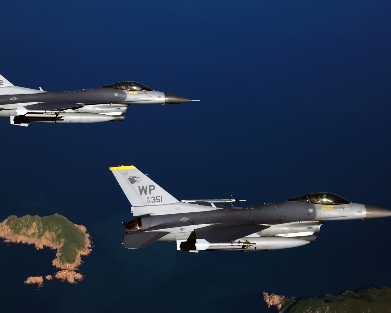 Два истребителя F16