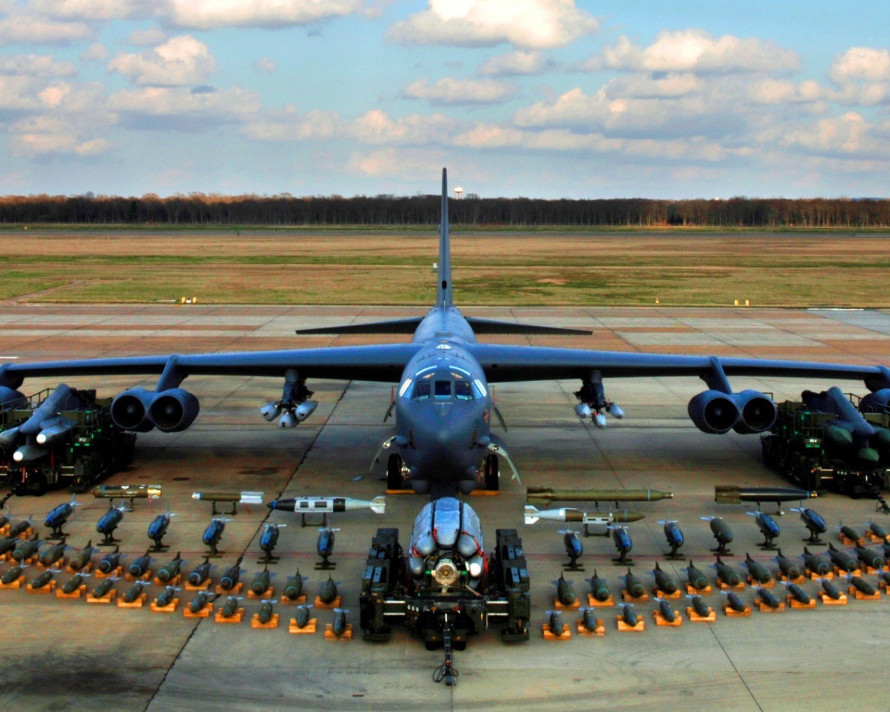 Военный самолет B-52