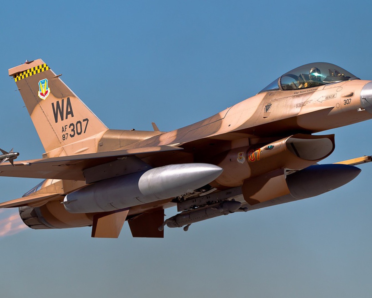 Военный самолет F-16