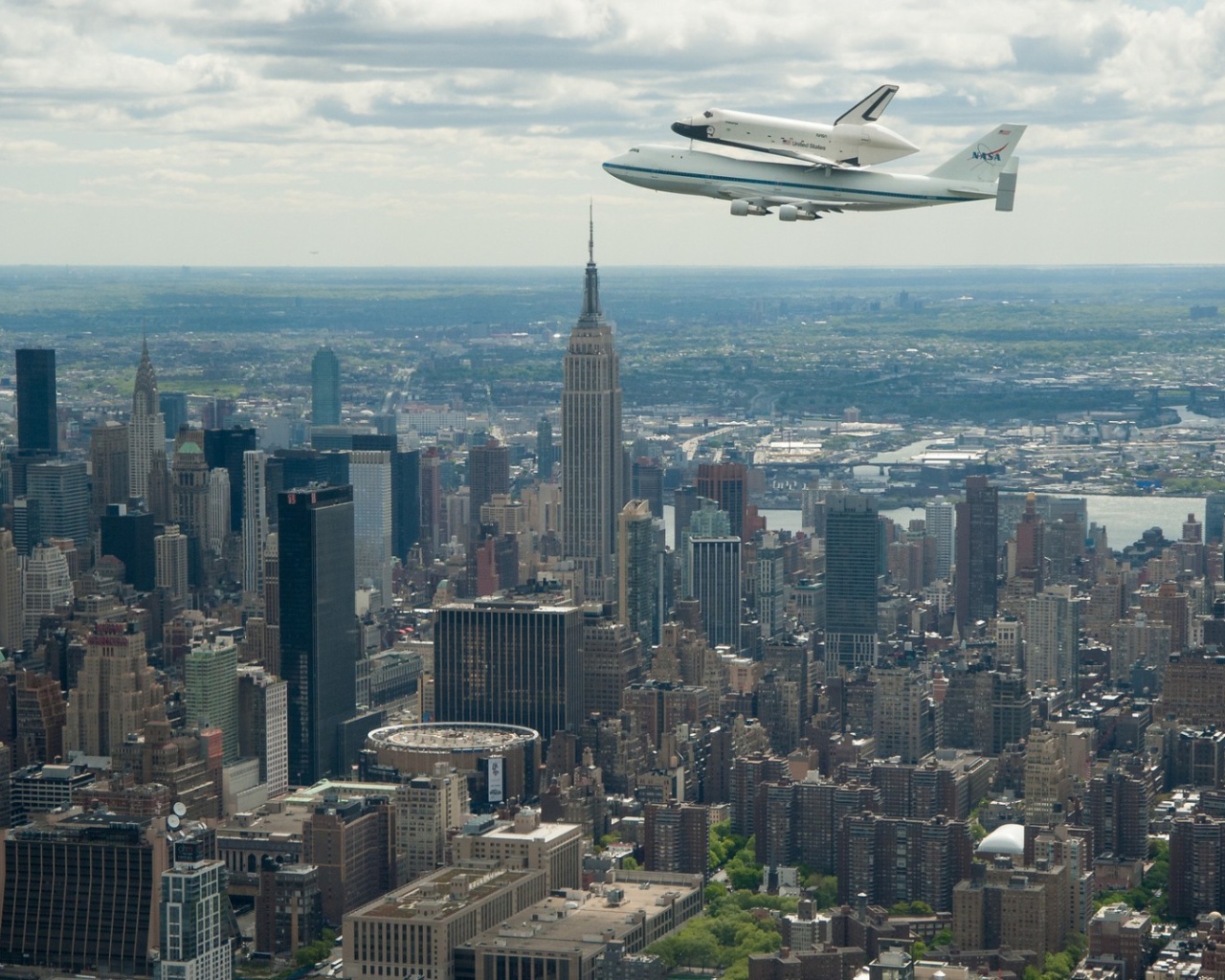 Самолет над Нью Йорком