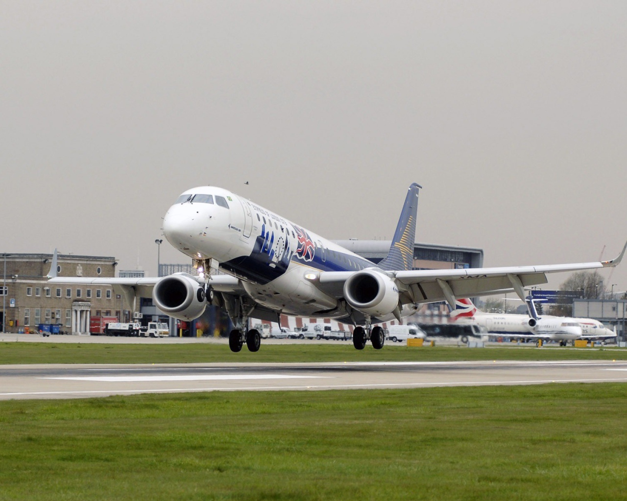 Самолет оторвался от земли