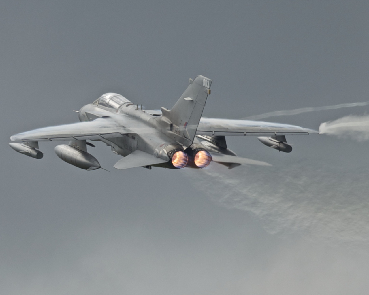 Самолет торнадо