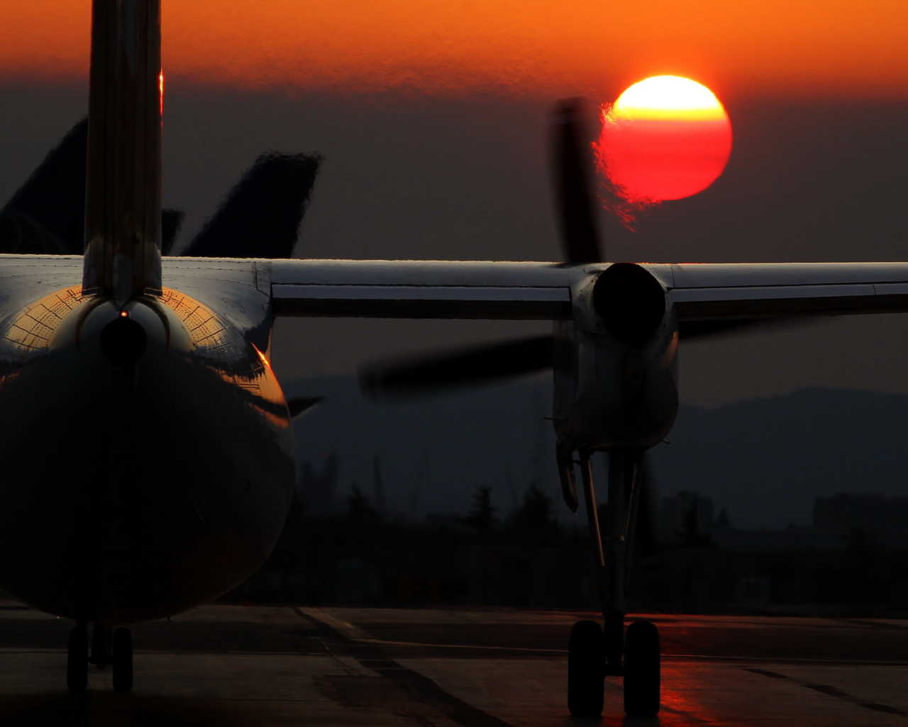 Самолет под луной