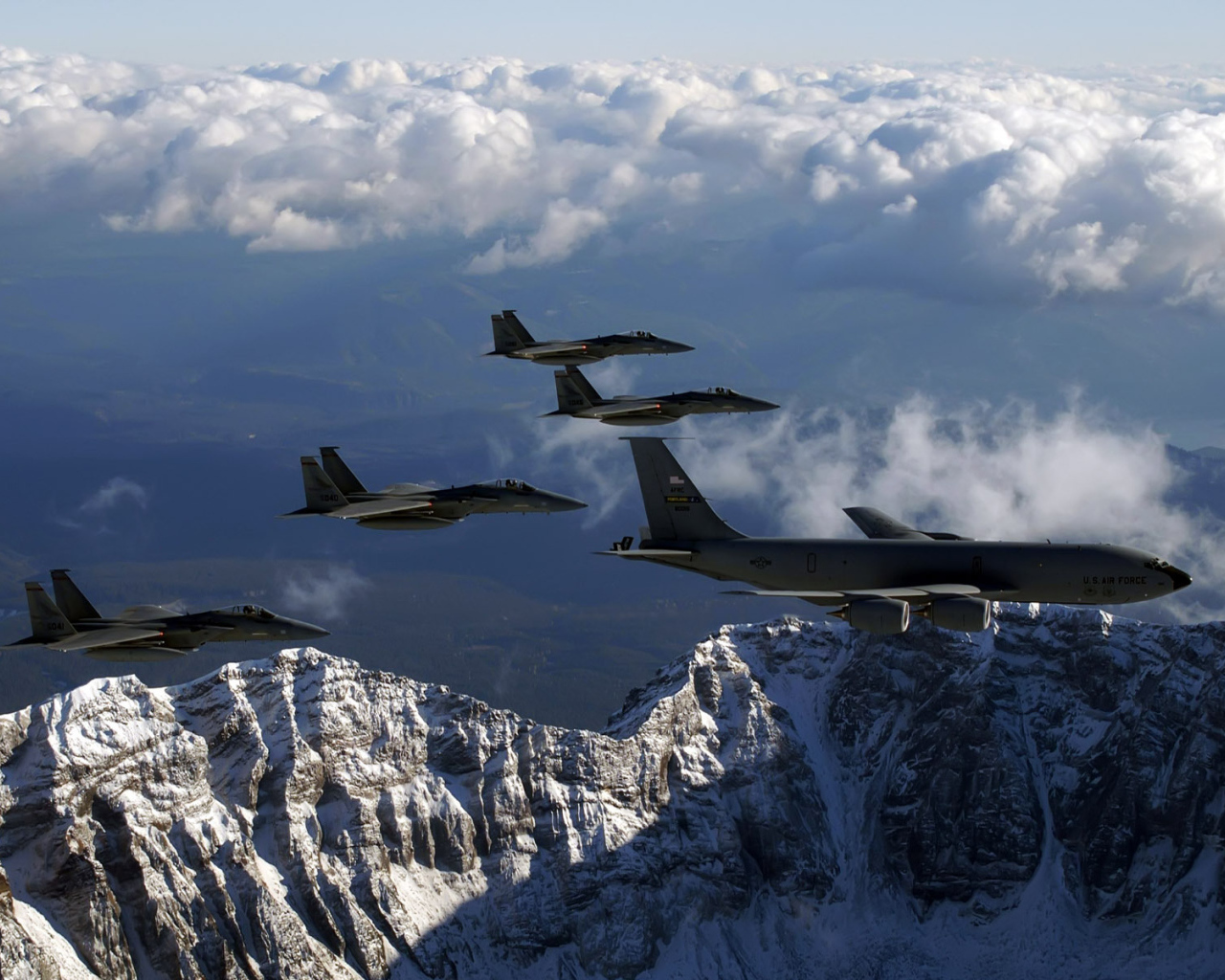 Военные самолеты F-15 над горами