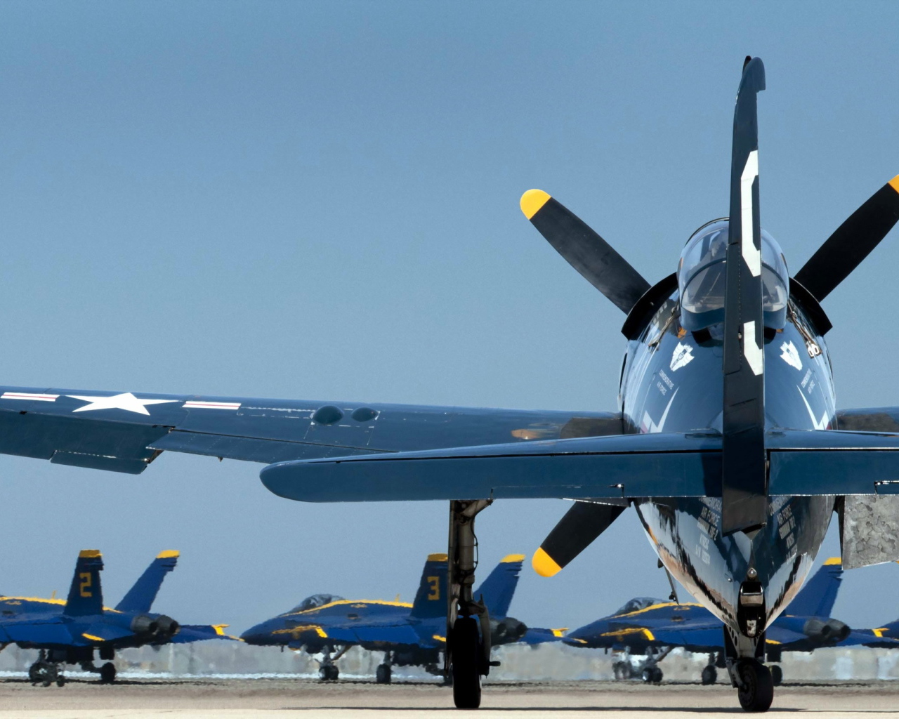 Военные самолеты на аэродроме