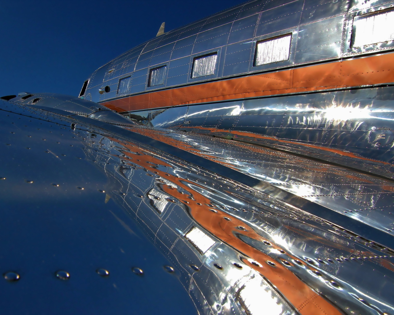 Заклепки на крыле самолета