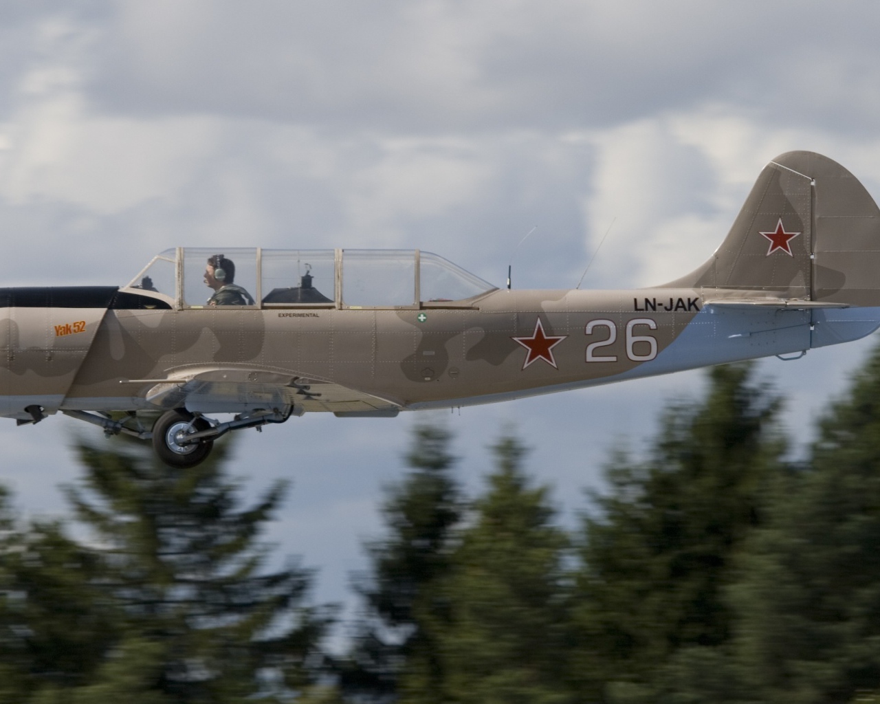 Русский самолет Як-52