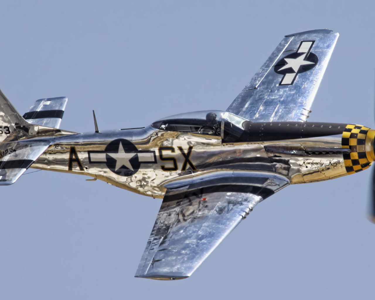 Самолет мустанг