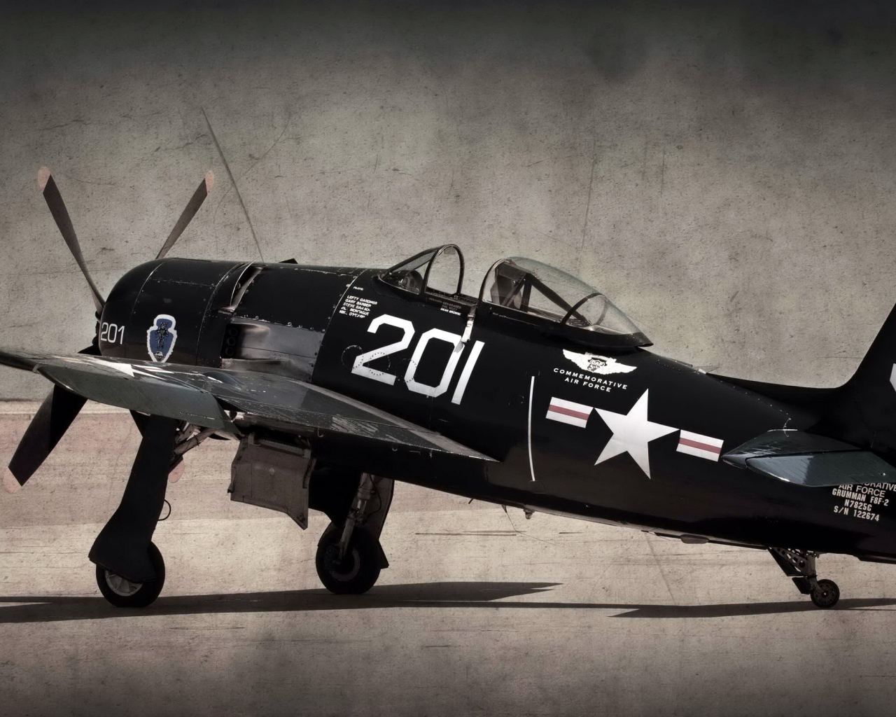 Самолет Ф-18 на стоянке