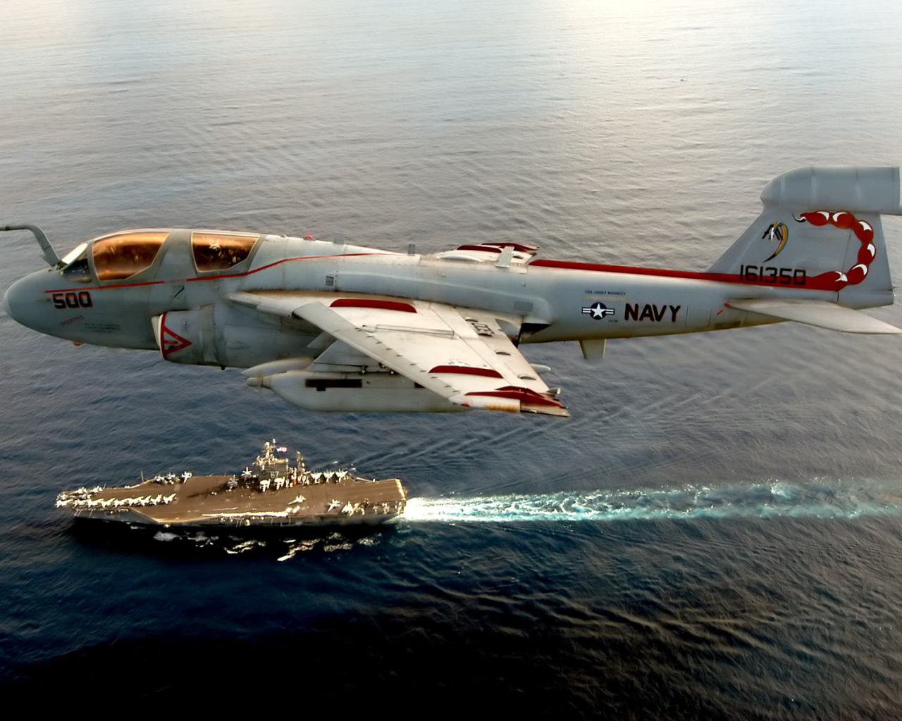 Самолет летит над морем