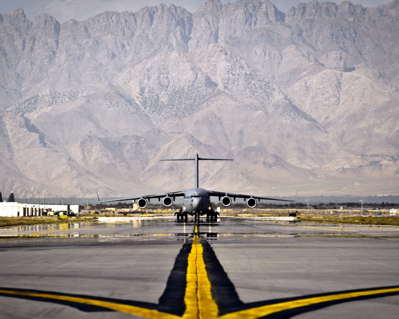 Самолет на взлетной полосе