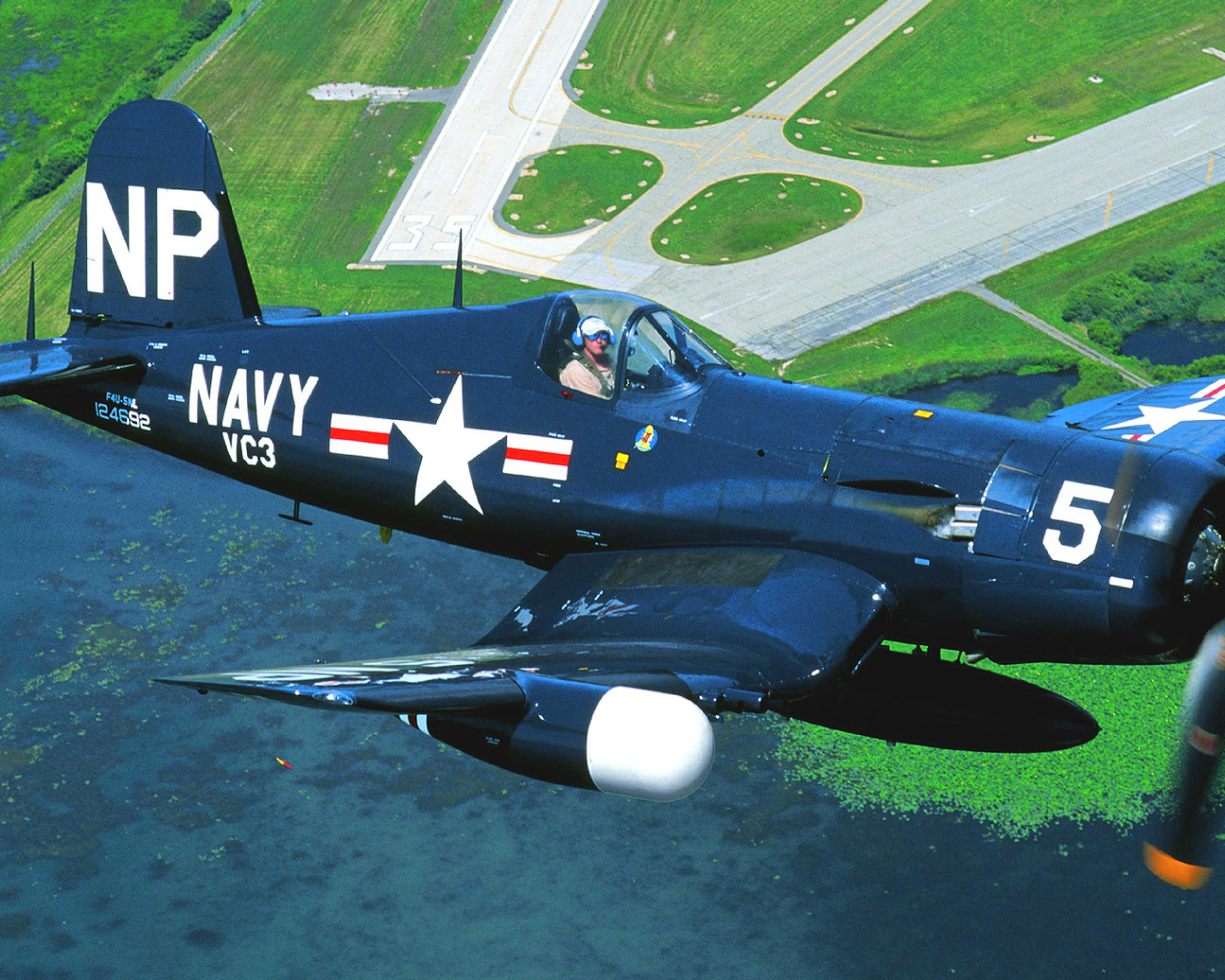 Самолет F4U