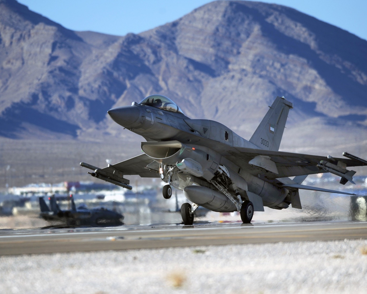 Взлет военного самолета Ф-16