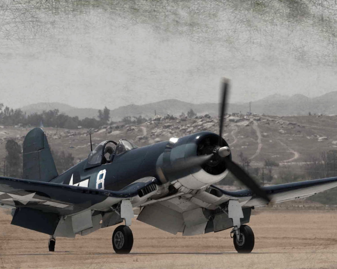 Старинный военный самолет