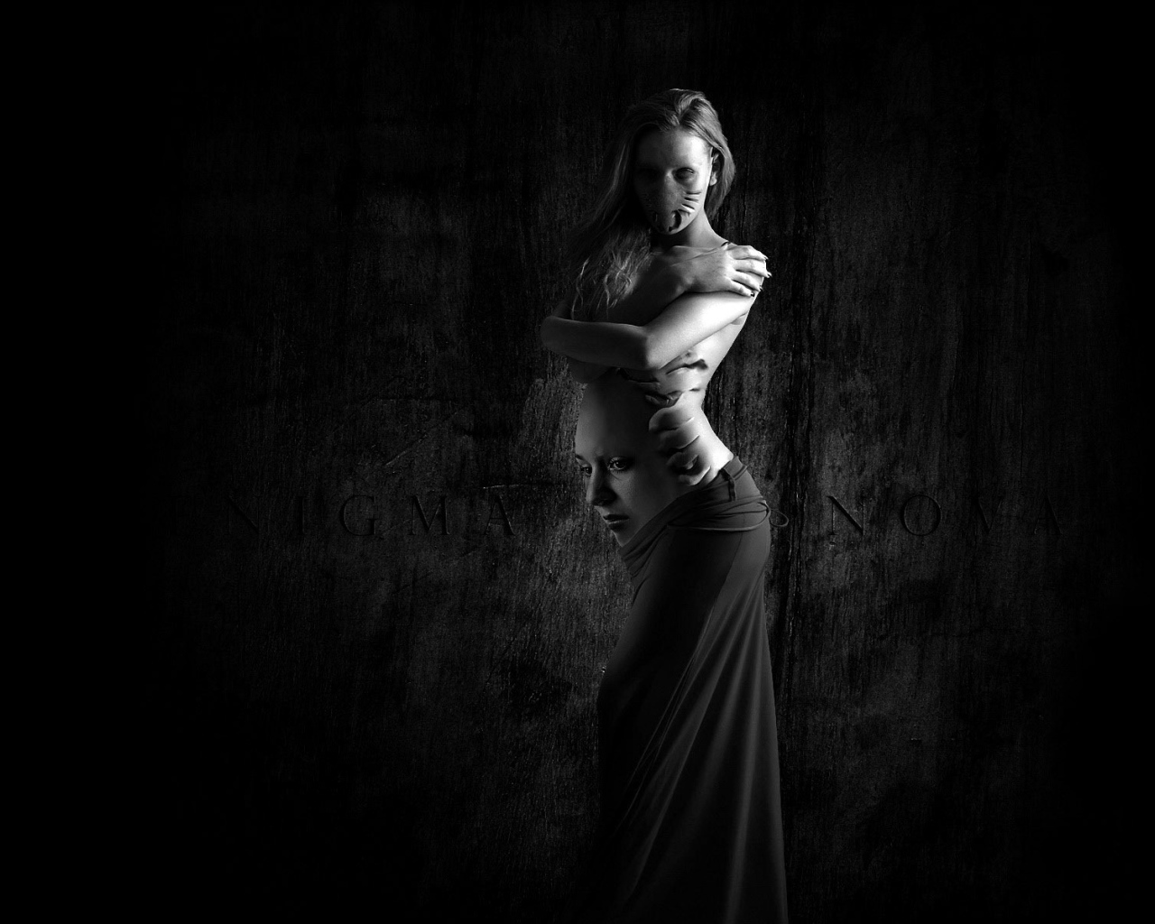 Черные обои с женской фигурой