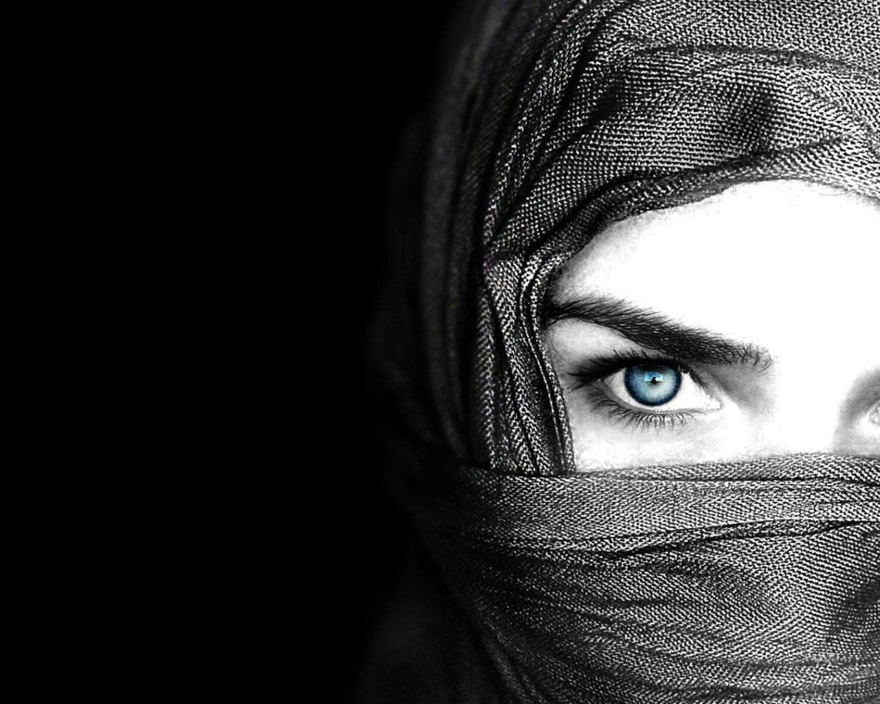 Черные обои с девушкой в парандже