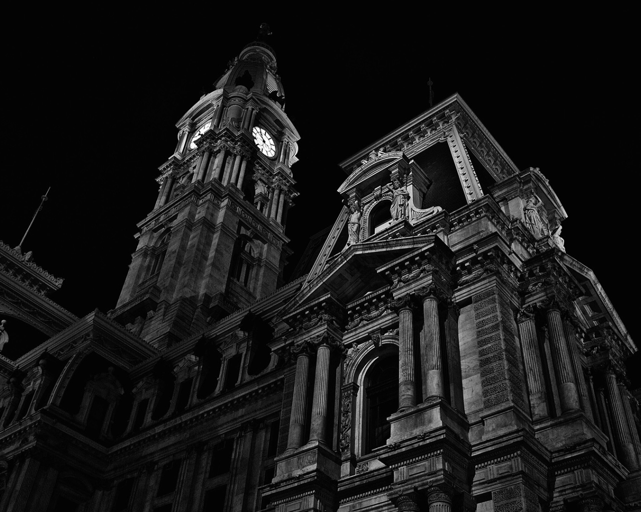 Церковь на черных обоях