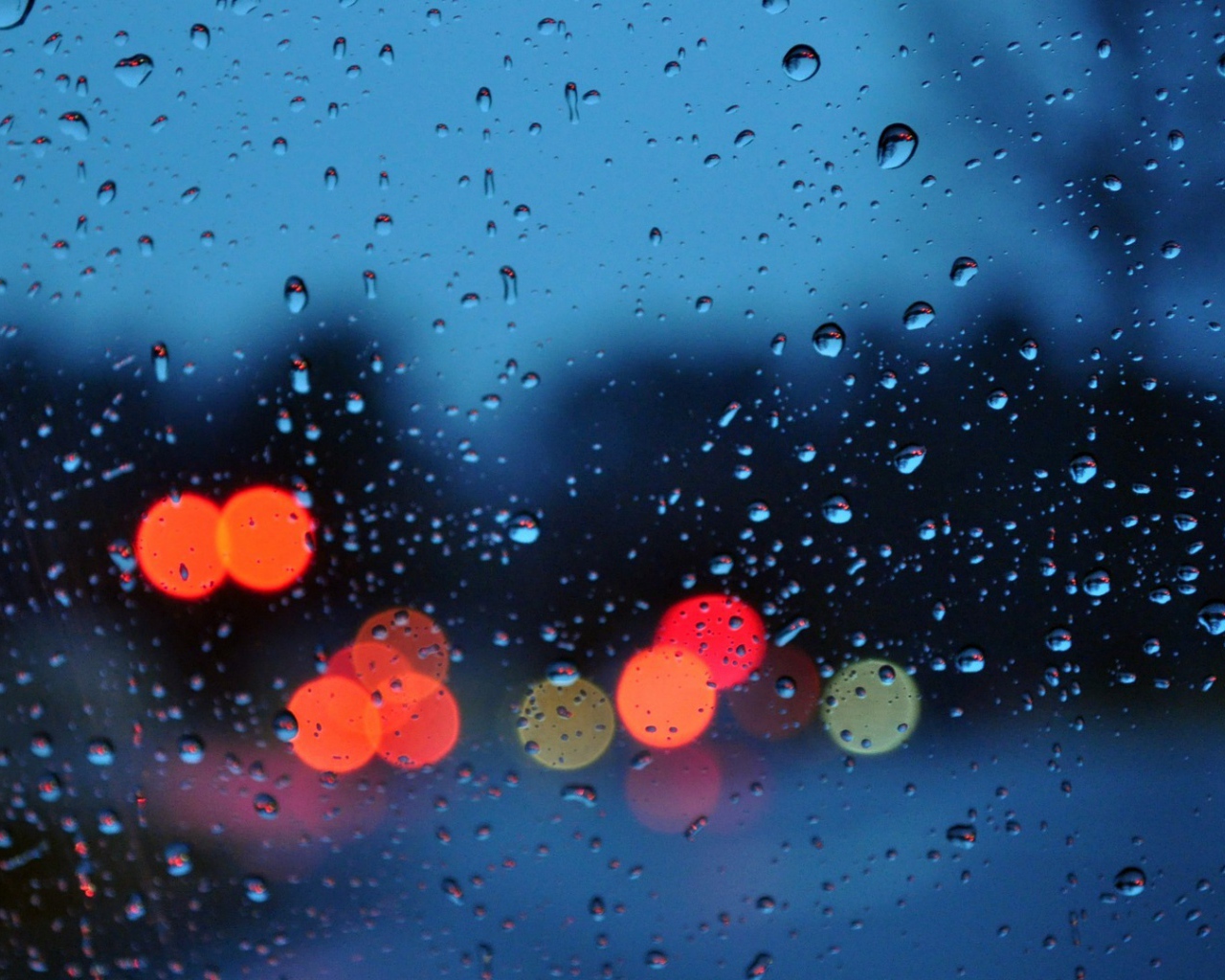 Капли и блики на стекле