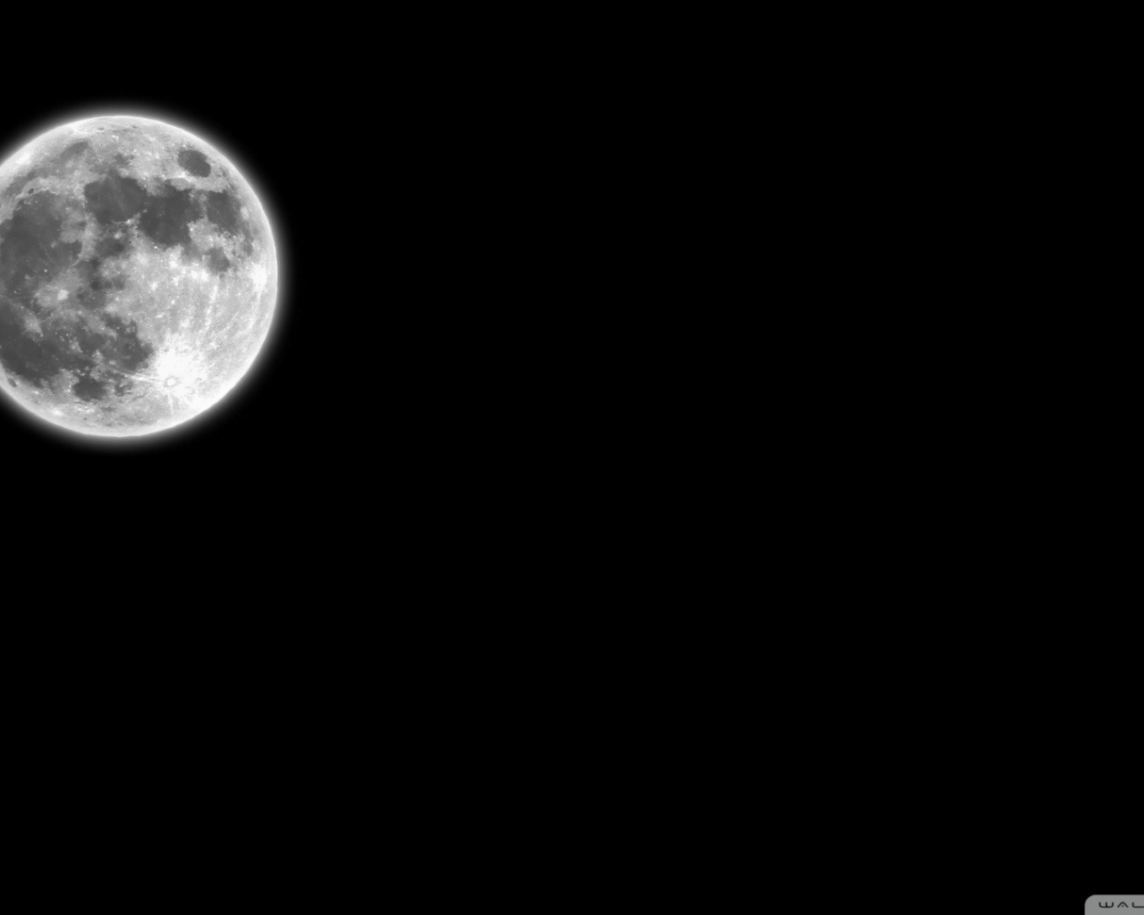 Луна на черных обоях