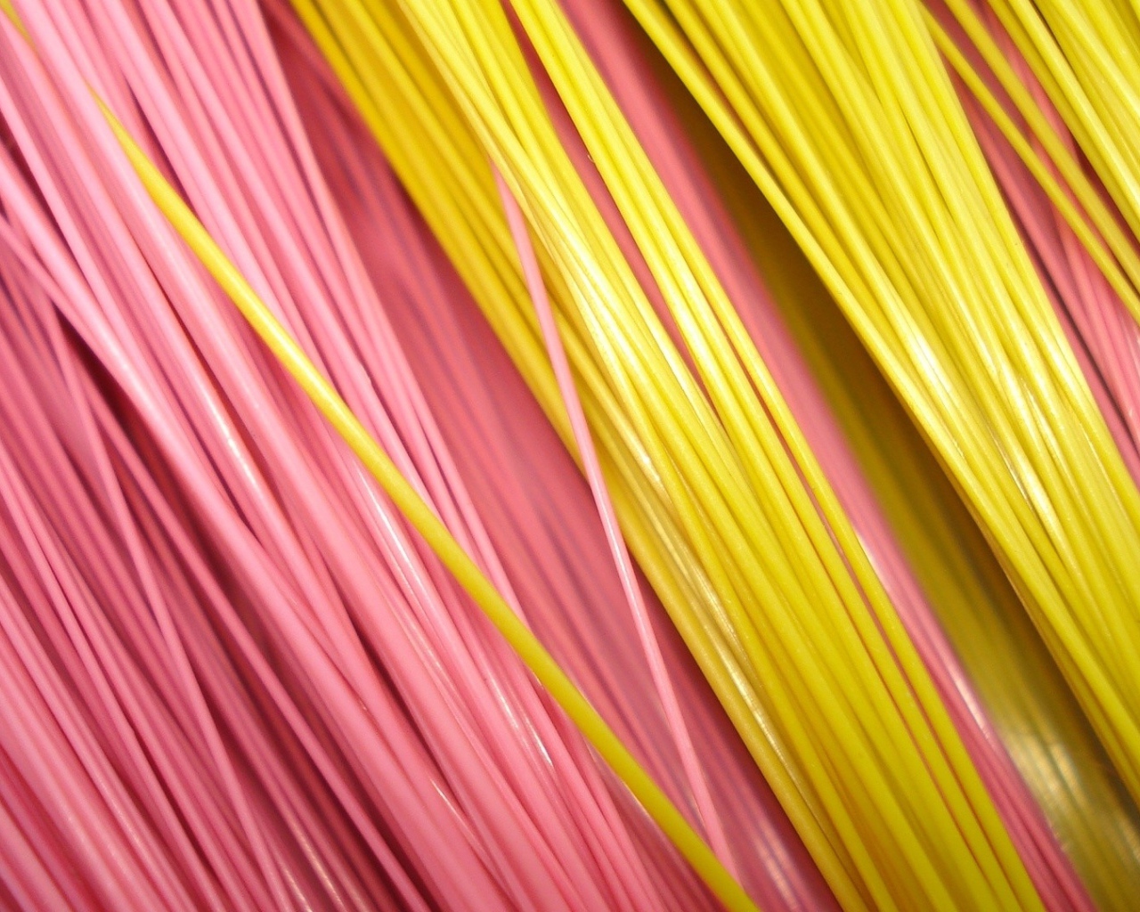 Розовые и желтые волокна