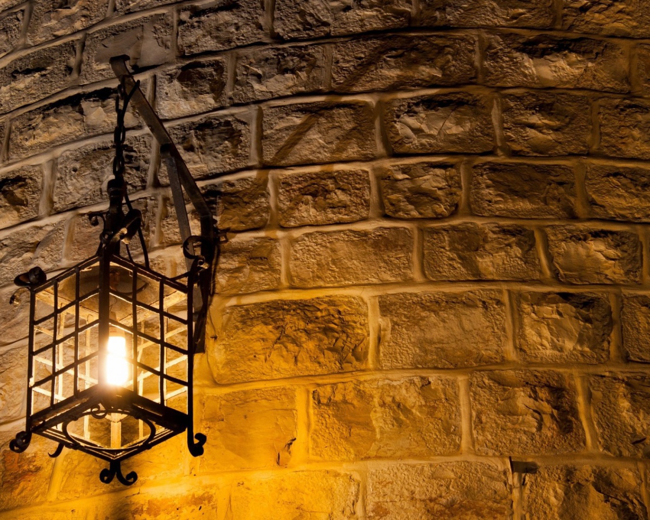 Фонарь на стене