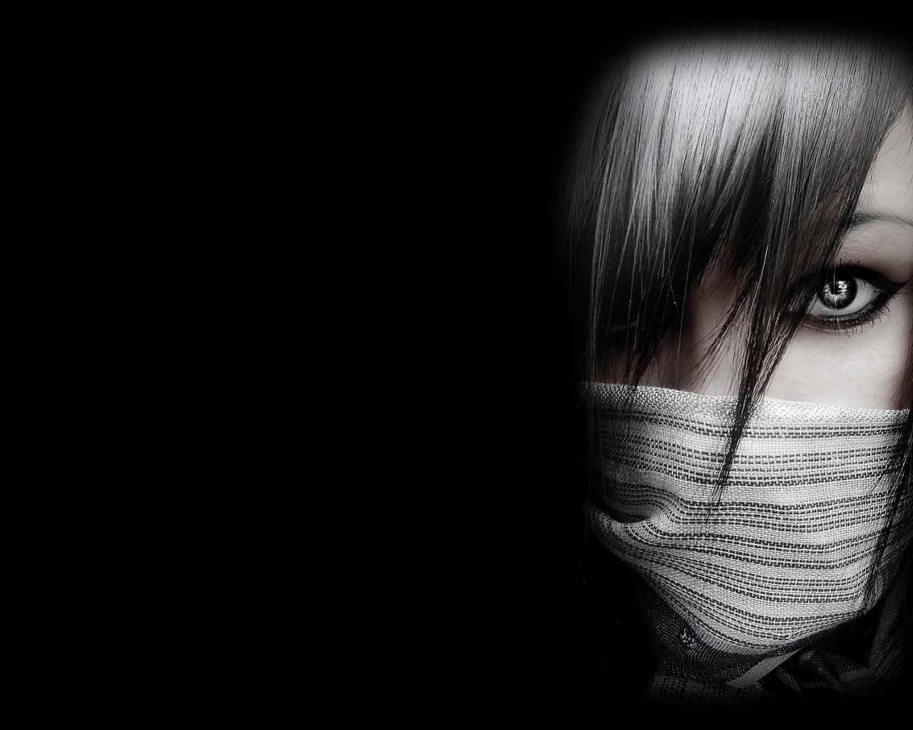 Лицо в маске на черных обоях