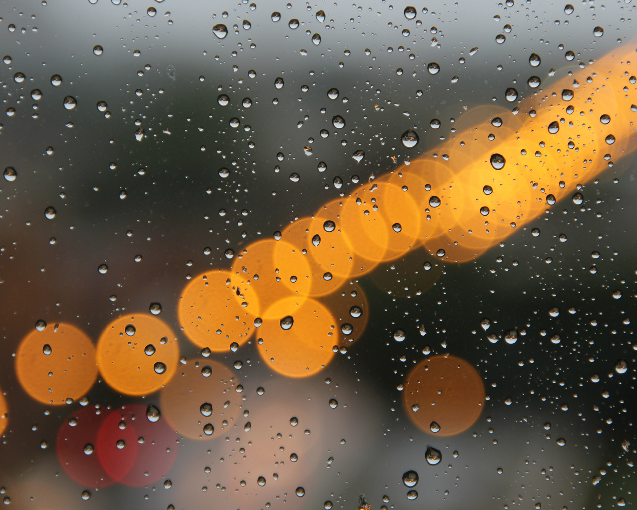 Блики на мокром окне